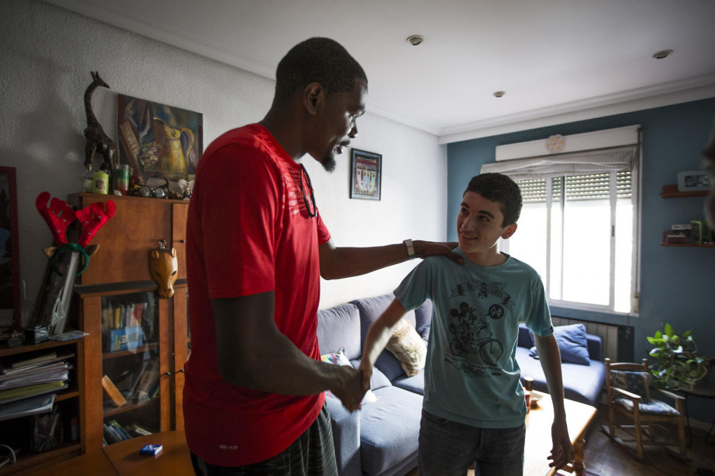 A day to remember for KD fanatic Gustavo Martin Lopez-Lago as his hero surprises him at his family's home and invites him to play some ball.