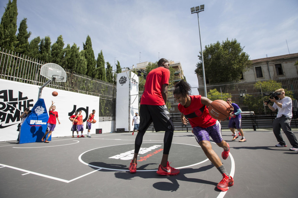 Samantha Aquino drives past Durant in an afternoon training session at Lavapies court.