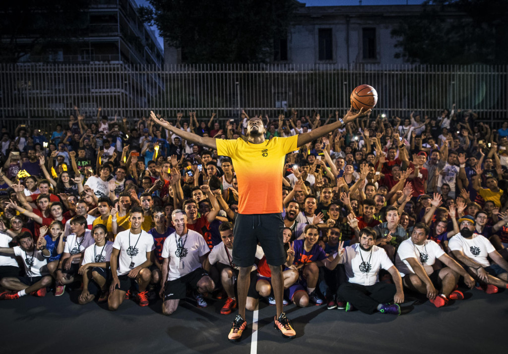 Kevin Durant officially opens the refurbished Lavapies court, a joint initiative between Nike and House of Hoops.