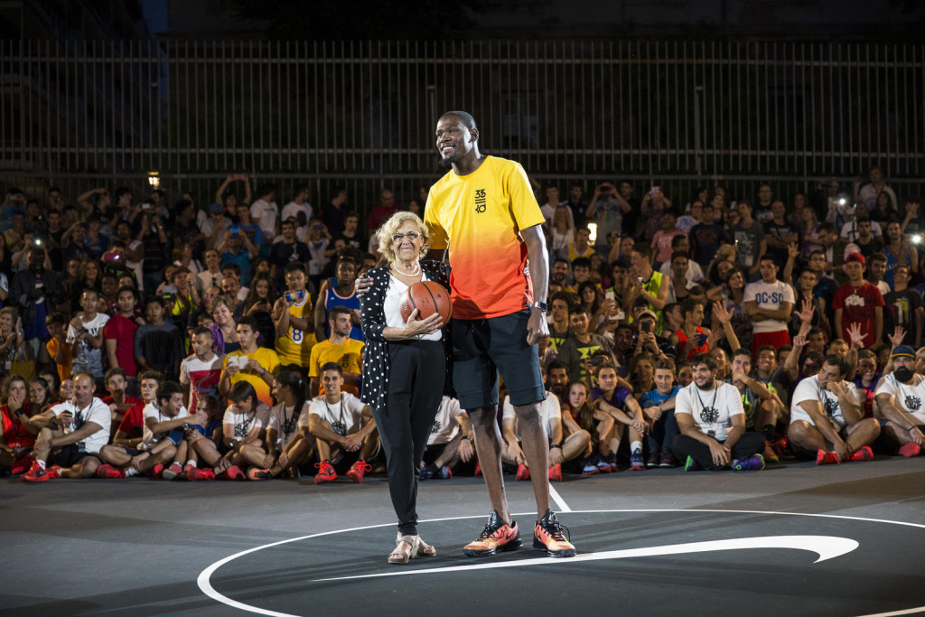 The Mayor of Madrid, Manuela Carmena, joins Durant for the official court dedication.