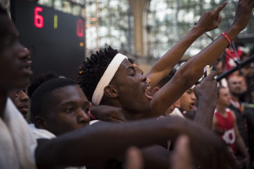 Fans overjoyed as Durant takes to the court.