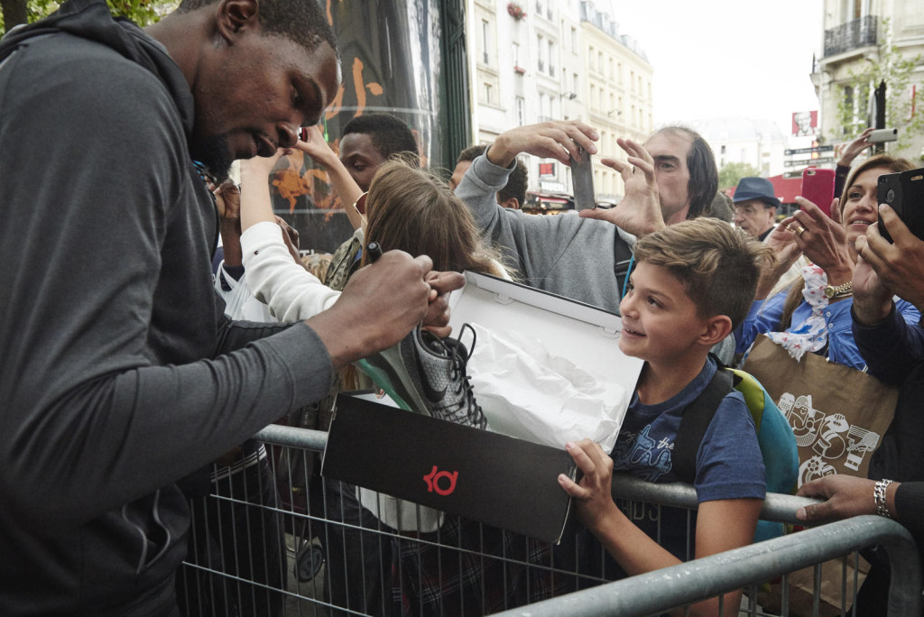 A young fan from Greece visiting Paris goes home with the souvenir of a lifetime.