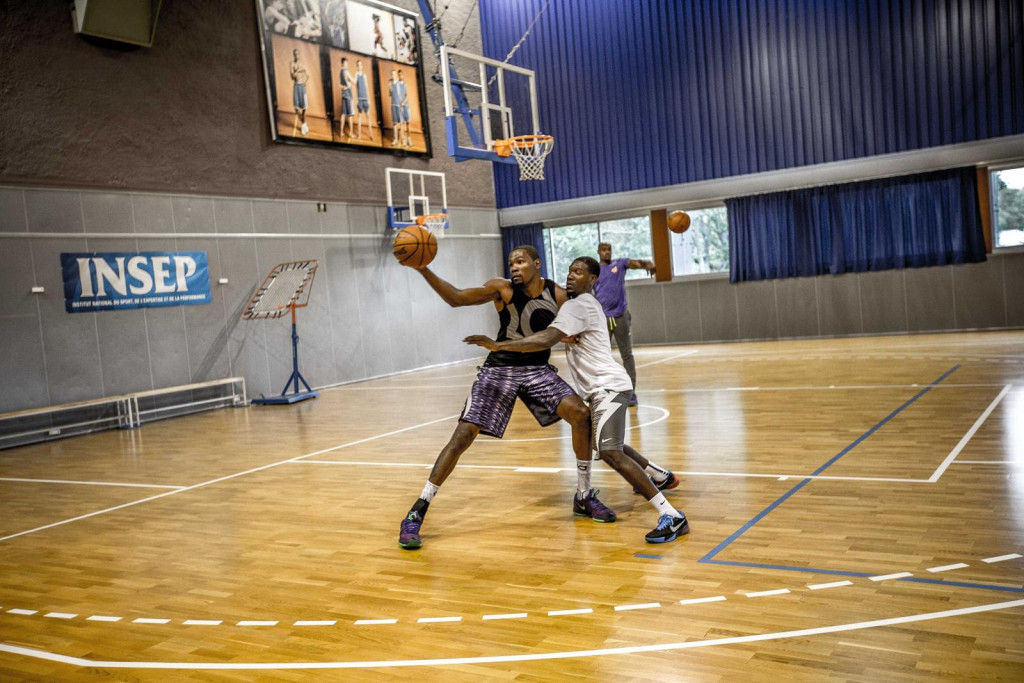 Royal Ivey defends Durant in a series of drills.